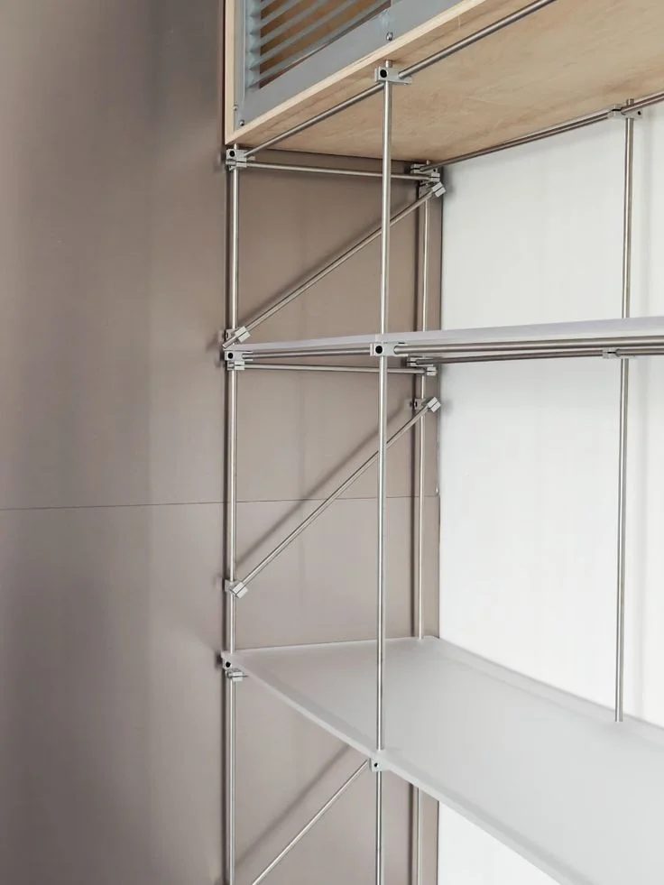 Aluminium-frame shelving system with adjustable shelves